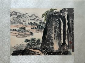 郁文华设色国画山水镜心。郁文华（1921-2014），名炜，生于江苏苏州。早年曾先后师从蔡铣、张石园学习国画，1948年结识张大千，逐为大千收列门墙，入大风堂为弟子。生前为上海中国画院画师、上海市文史研究馆馆员、上海大风堂书画研究会会长。山水、花鸟兼长。山水宗宋元，也得明贤各家之法。花鸟得明清遗规，善写牡丹，有“郁牡丹”之誉。