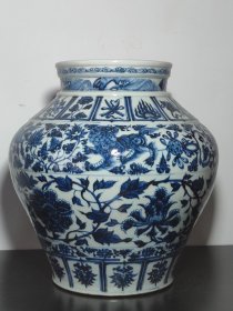 元代青花瓷缠枝莲纹罐，尺寸高36厘米宽34厘米，