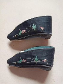 古玩旧藏清代绣花鞋三组金莲 "绣工精美漂亮 有些许脏污，小破损，具体细节多看图片"