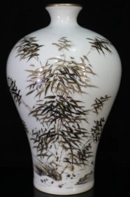 瓷器，乾隆墨彩描金节节高升竹子纹梅瓶
宽14.3厘米高22.5厘米
编号6700k651802