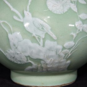 清康熙老底单色釉喜鹊登梅纹天球瓶