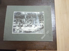 名人照片原照17X12cm。大山岩（おやま いわお，1842年11月12日-1916年12月10日），日本政治家，明治和大正时期的九位元老之一，元帅，陆军大将，日本帝国陆军的创建者之一。照片中10人，前面两人是年轻的贴身侍卫。他的骑马铜像立于东京九段板公园。日本原产地买回，保真。