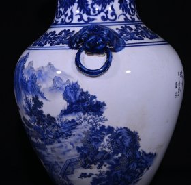 大清乾隆青花山水纹兽耳瓶，高33.3×23厘米