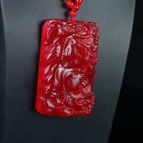 珍藏1完美高冰精工雕刻【虎牌】 规格：85*56*16mm 水头足，质地细腻纯净无瑕疵，颜色为纯正、明亮、浓郁、非常漂亮。