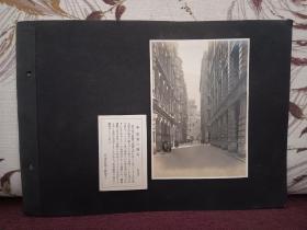 【香港老照片系列之一：街道建筑及断崖散步道黑白照片各一张】品好，有文字说明，泛银。尺寸：15.2*10.8厘米。