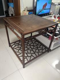 老料新工苏作全品相大红酸枝茶桌一张77*77*78厘米，大红酸枝面板两拼板，底部乱拼，四周卡子花，喜欢的[勾引][勾引][勾引]