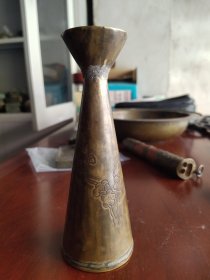 民国手工打造黄铜刻花梅花图小酒壶一个，完整。有高人说，俗称，烧麦壶，因形似美食烧麦得名。