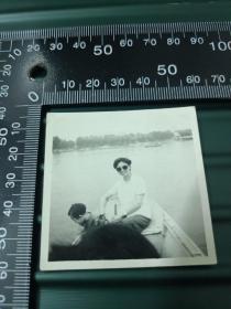 约六十年代戴墨镜的美女坐船头照片一张，A1