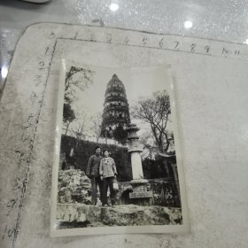老照片：年轻夫妻虎丘合照