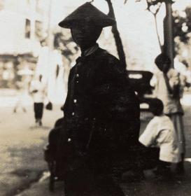 【上海旧影】1929年 上海法租界的安南籍巡捕 原版老照片一枚（旧上海的十里洋场上曾经同时有过四个主要国藉的警察：俄罗斯人、中国人、印度人、越南人。其中安南巡捕虽因人长得矮小且人数少被排在最后，但却声誉良好，未被上海人取过绰号。）