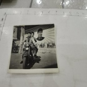 两青年骑摩托车照/毛主席巨幅画像