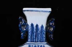 大明宣德青花一束莲纹双耳扁瓶,高27×17厘米