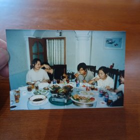 老照片–90年代一家人在饭店聚餐留影（1）