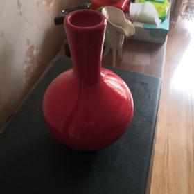 红色瓷瓶(高21cm)