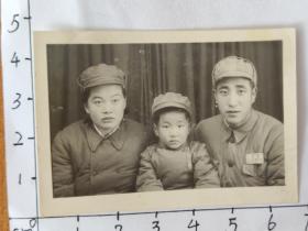 中国人民解放军着50式军装妻女合影照片(中国人民解放军老革命郝步青，曾获得过八一勋章等众多勋章，解放后在云南保山服役，六十年代调到河北平山县做团长，军衔至少应该中校)