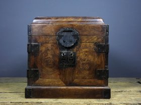 旧藏花梨木天然鬼脸花纹精工细作四角包铜 管箱 收藏送礼佳品