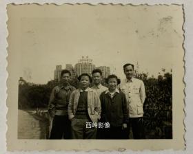 【老照片】1950年代在国营上海百货公司大楼前小型合影--- “国营上海百货公司”的牌子清晰可见； 现为：上海百联集团股份有限公司大楼。