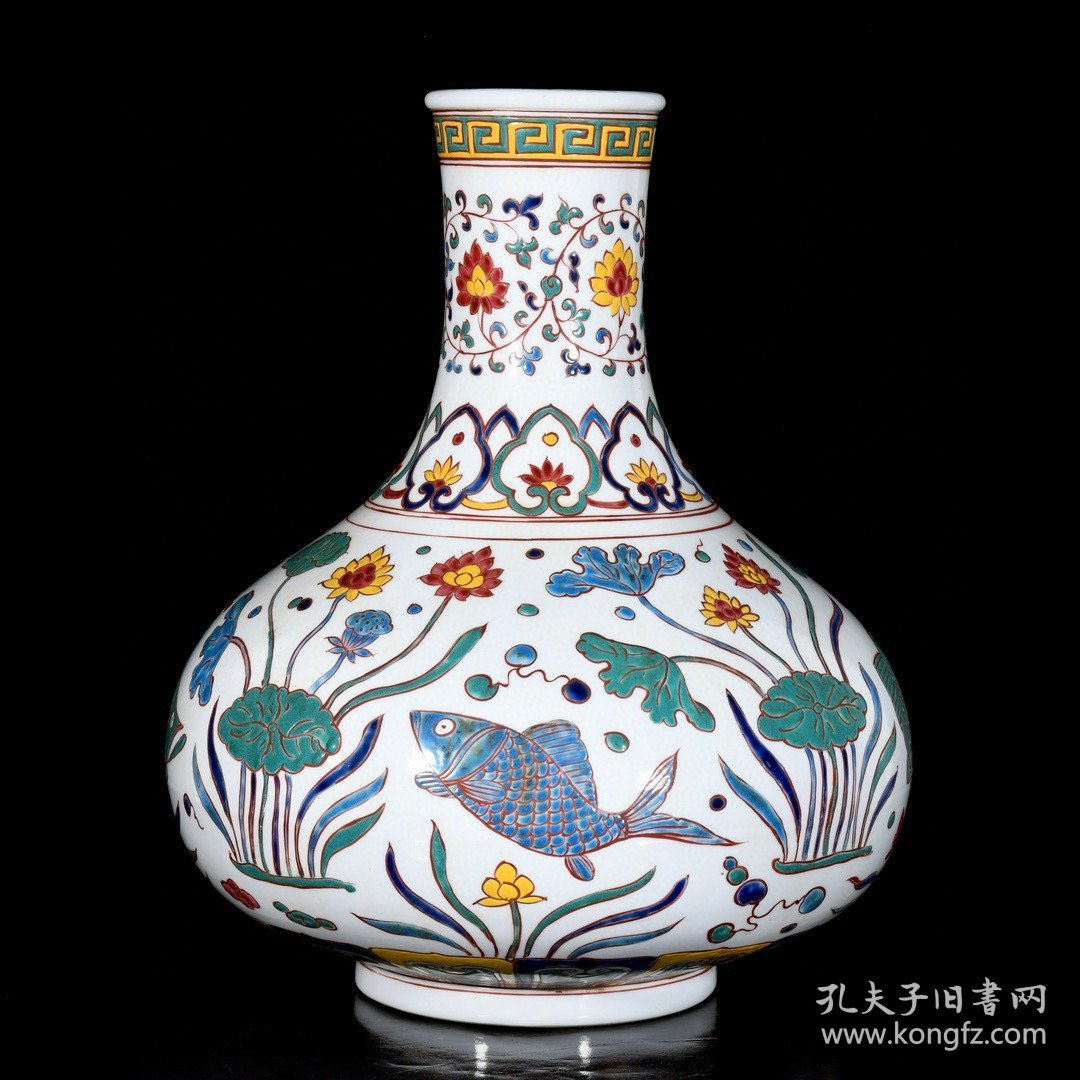 明宣德五彩连年有余纹天球瓶；41x34厘米