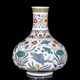 明宣德五彩连年有余纹天球瓶;41x34厘米