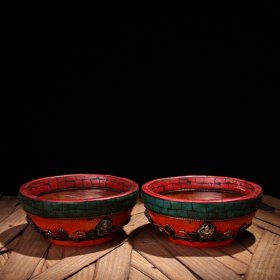 旧藏西藏收老蜜蜡镶嵌宝石酥油碗一对 品种保存完好 工艺精湛 造型精美 单碗重209克 高5厘米 直径10.5厘米 1