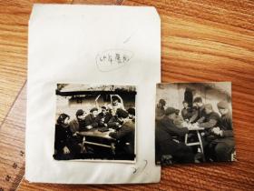 1965亳县薛阁公社社员年度分配、农技人员给棉花称重老照片两种（211127）