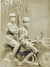 民国娃娃兵解放军战士老照片（特年轻，打绑腿，骑摩托车，英雄出少年）