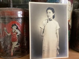 特恵。民国旗袍美女老照片，服饰发型时尚，旗袍盘扣，珍珠小手包金手镯，都有典型的时代特色。很漂亮。尺寸如图所示PS老照片不是新产品，要求完美者慎拍。品自鉴