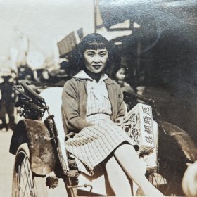 民国老照片 包真包老 原版原照 民国上海时髦女郎 坐在黄包车上 手拿鞋子广告灯箱 规格:12*8厘米