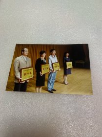 老照片 获奖拍照 2007年 获组织奖的姑娘 穿衣气质 容貌 非常漂亮 高跟丝袜套装 美品