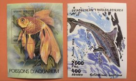 特价包邮2枚马达加斯加鱼类邮票收藏小型张，1994年观赏鱼类金鱼邮票全新原胶正品+马达加斯加1993年海洋生物鲨鱼邮票，满百有礼物送！喜欢的朋友别错过！