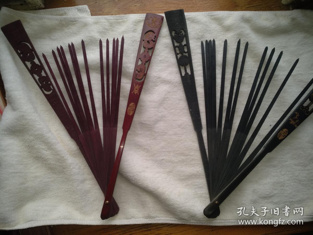 旧藏八十年代老扇骨（书画扇扇骨）两把，没有扇面，是十寸15方的，十三根小骨两个大边的，扇面和现在的十寸15方的相同，包浆厚重。本店多拍邮费合并一公斤以内一个价格
