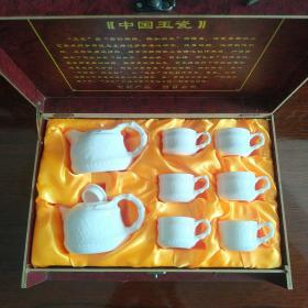 中国玉瓷茶具 高级工艺美术师李甲栈手工作品（盒装8件套，6个品茗杯，1个盖碗、1个公道杯）