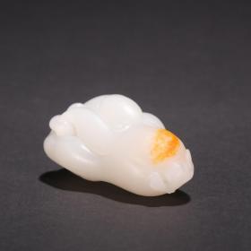 和田玉籽料佛手型挂件尺寸：高6.2宽3.7厚2.7cm重74g精选和田玉籽料，玉质温润、白度一级，油性十足、雕就佛手、透雕技法、寓意好、把玩舒适、包浆醇厚、收藏精品