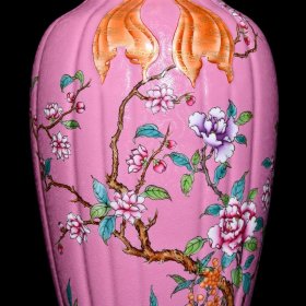 乾隆桃红地轧道粉彩花卉纹绶带瓜棱瓶,高33.8cm直径15.5cm