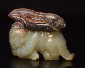 精品玉器，传世收藏，古玉文化，和田玉童子 规格: 6.8×4.5×3.8厘米，重 145克。 玉质温润细腻，沁色自然，刀功老道，皮壳包浆一流，雕刻生动，线条流畅，品相完美！