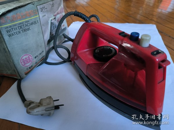 蒸汽喷雾型电熨斗三喜牌。国家二级企业魏山五金电器厂ZPT一100上海市。收藏级老物件