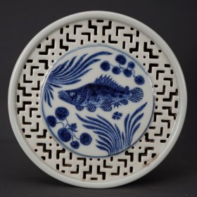 青花鱼藻绘镂空圆形茶台 规格 13*3cm