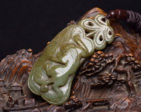 翡翠龙 规格： 7.9×3.8×1.2厘米，重 53克 雕工考究，画面十足，局部沁色迷人！抹翠绿色，包浆皮壳一流，值得收藏！