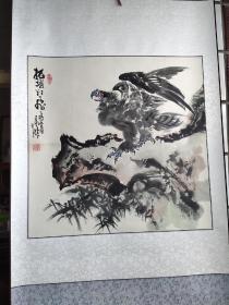 著名画家李玉龙大写意雄鹰图斗方一幅，68*68CM。画面稍微磨损如图。李玉龙1950年生于河北任丘，现为中国书画家研究会会员，国家一级美术师，中美协会员，吉林省美协会员，吉林省书协会员，白城市美协副主席。教授研究员，职业画家。目前市场价格持续走高，值得收藏。