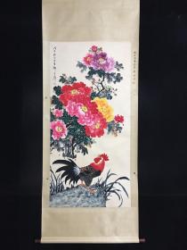 中堂画  公鸡花图  纯手绘  一物—图
裱好尺寸  高*宽199cm*79cm
画芯尺寸  高*宽135cm*68cm