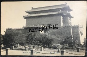 【影像资料】民国早期北京前门箭楼及周边景象明信片，画面为由北往南拍摄可见箭楼旁的石堆和绿植。内容少见，较为难得