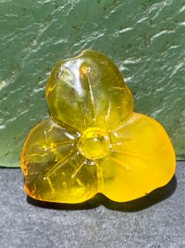 精美天然蜜蜡雕刻梅花吊坠，挂件一个，
