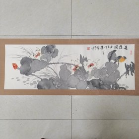 【名人国画】作者：许标甲1946年生于辽宁营口，1962年在贾平西、李宝瑞指导下学画，1985年深造于鲁迅美术学院，受教于季观之、孙恩同等先生。他是一级美术师，曾担任多个艺术协会要职。其写意花鸟画深闳简约、墨气浑厚，乡土气息浓郁。《残春》《篱影深处》等多幅作品入选全国美展并获奖。2025年仍活跃，举办多次画展。品相实物请老师看图片为准92*32cm