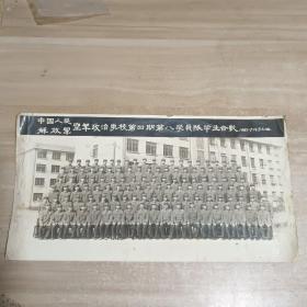 1982年老照片 中国人民解放军空军政治学校第四期第八学员队毕业合影