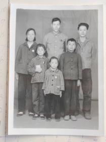 彭国珍一家六口佩戴毛主席像章手持红宝书合影照片(彭国珍相册，彭国珍，50年代初毕业于西北大学，后奉献在会泽某矿山(厂))