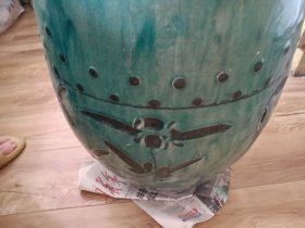 清代铜官窑孔雀蓝绣墩，顶部直径30cm，底部直径22cm，高40cm，品相完好，无冲无裂，传存有序，保存不易，特殊商品，不便邮寄，仅限同城自提。