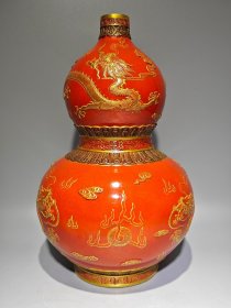 大清乾隆年制珊瑚红雕刻龙纹描金葫芦瓶
