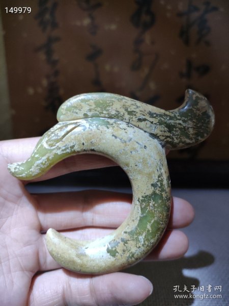红\山文化玉龙C型龙玉猪龙，红山玉龙号称中华祖龙，华夏第一龙，是五千年前新石器晚期文明的代表，高古图腾，礼器。 规格: 高8.0*粗1.8cm，76g