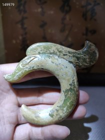 红\山文化玉龙C型龙玉猪龙，红山玉龙号称中华祖龙，华夏第一龙，是五千年前新石器晚期文明的代表，高古图腾，礼器。 规格: 高8.0*粗1.8cm，76g