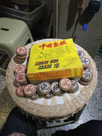 【老实木象棋收藏】中国象棋 32枚齐全合售 昆明市双河象棋厂【配有塑料布棋盘一张，象棋双面刻字有暗花图案，直径4.4cm，厚度1.7cm，红马1枚棋子有自然风干开裂现象】棋盒有开裂透明胶带粘贴（棋盒边上写的规格是50×17），图片为实拍，品相以图片为准